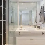 1 Bedroom With Large Roof Terrace *