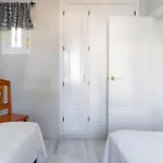 1 Bedroom With Large Roof Terrace *