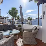1 Bedroom With Large Roof Terrace *