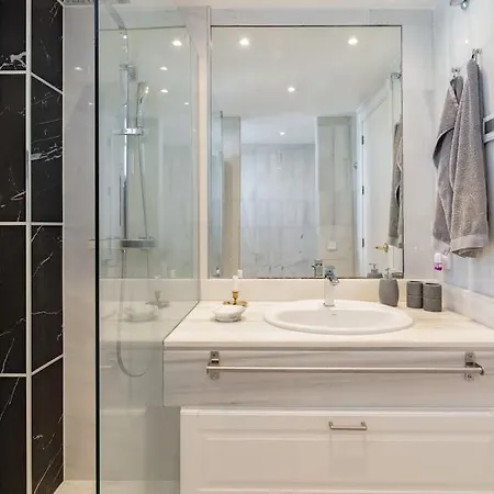 1 Bedroom With Large Roof Terrace *