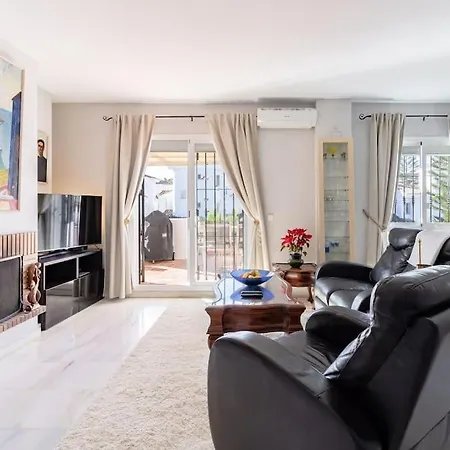 1 Bedroom With Large Roof Terrace * מארבלה