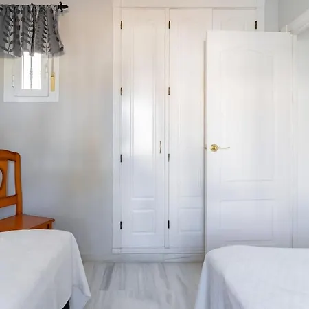 1 Bedroom With Large Roof Terrace *