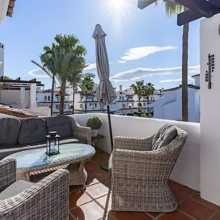 1 Bedroom With Large Roof Terrace *