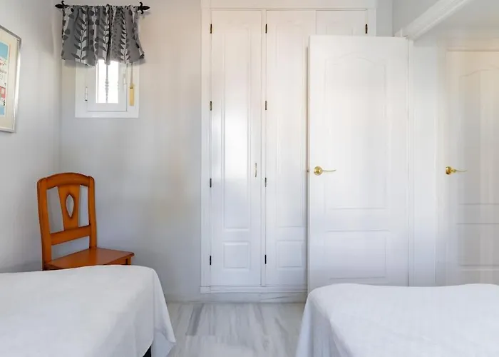 1 Bedroom With Large Roof Terrace *